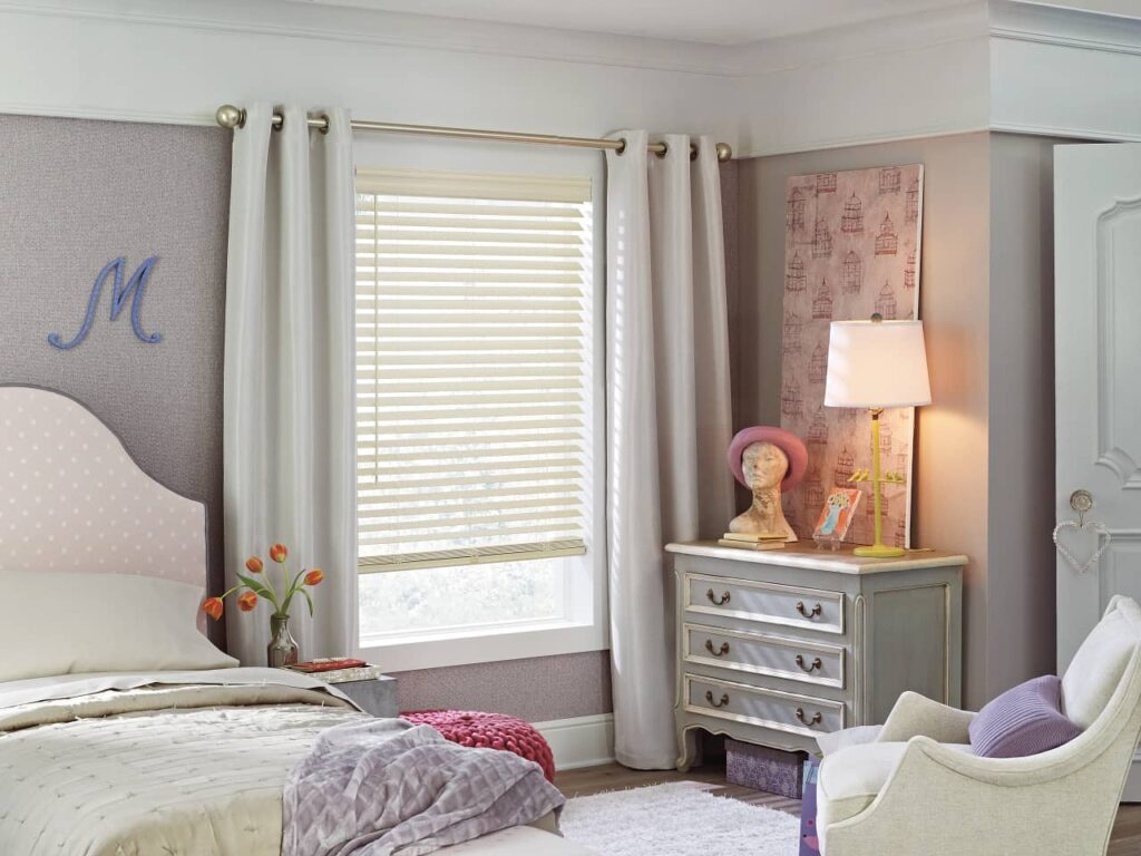 Hunter Douglas Woodlore Blind